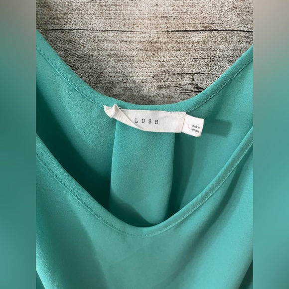 🌺Lush sea foam green drape top, size L - Picture 3 of 4